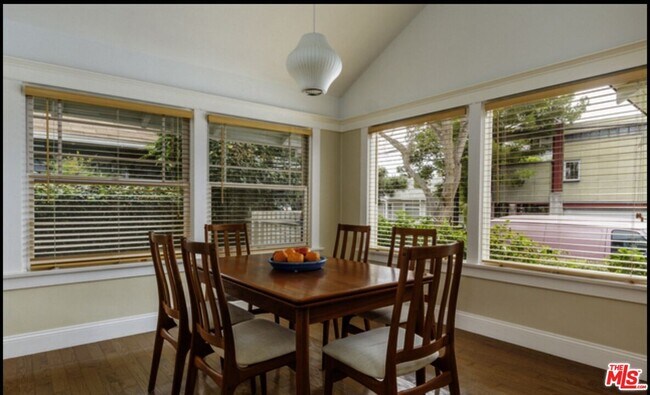 Building Photo - 652 Woodlawn Ave