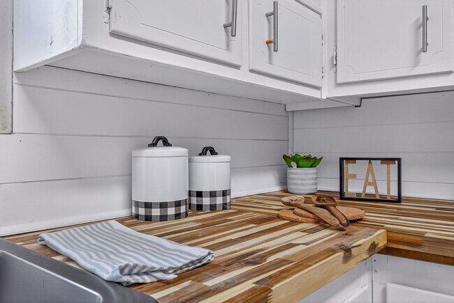 Building Photo - 901 S Madison Dr