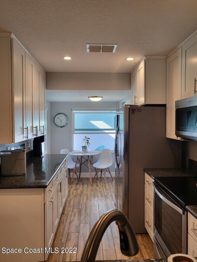 Building Photo - 335 Paradise Blvd