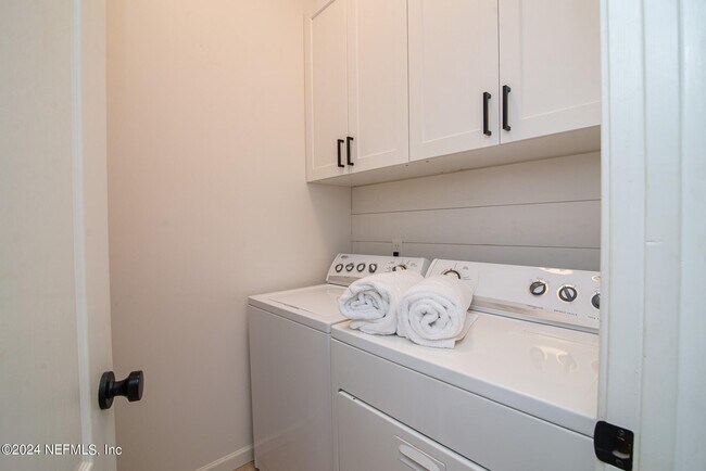 Building Photo - 2402 Seagate Ln N