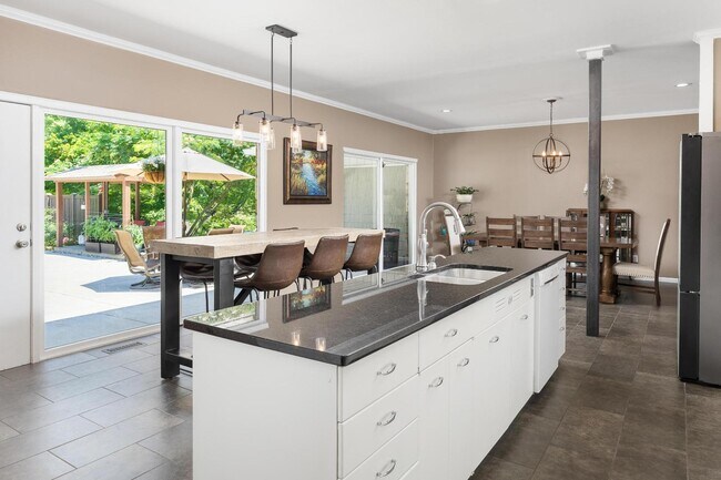 Building Photo - 615 Springhill Dr NE