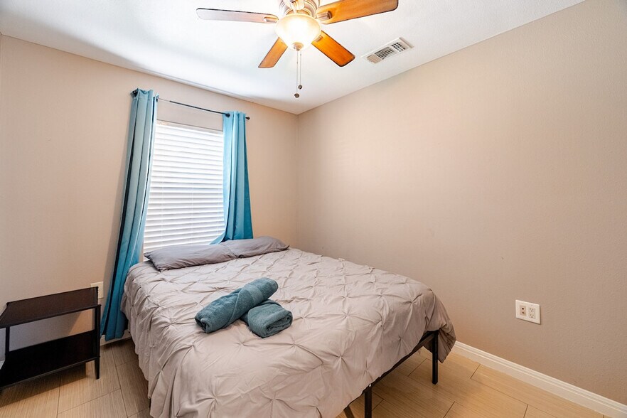 Building Photo - 710 S San Joaquin Ave