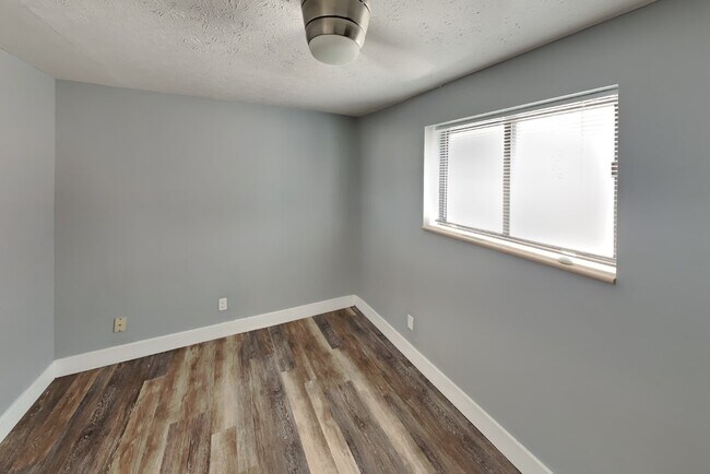 Building Photo - 107 E 16th Ave