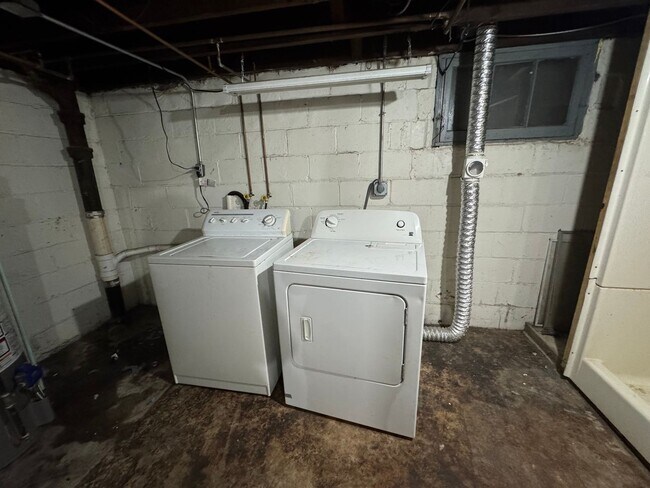 Building Photo - 2 Bed, 1 Bath Townhome Across from Stephen...