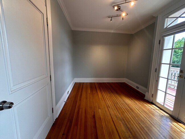 Building Photo - $0 DEPOSIT OPTION. CHARMING VICTORIAN TOWNHOUSE IN UPTOWN/CITY PARK WEST