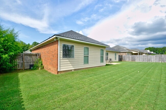 Building Photo - Charming 3-Bedroom Home in a Peaceful Opel...