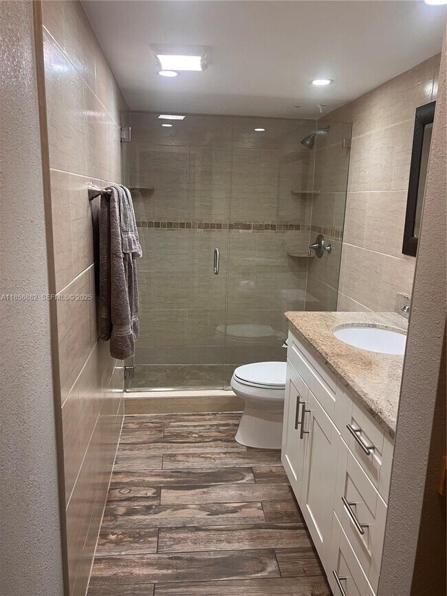 Building Photo - 400 N Riverside Dr