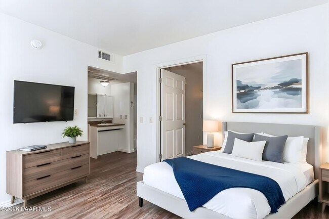 Building Photo - 770 N Dodge Blvd