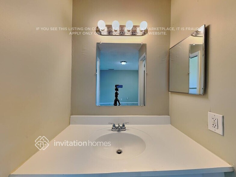 Building Photo - 8121 NW 44th Ct