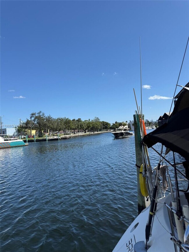 Building Photo - 2415 NW 16th St Rd