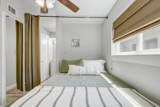 Building Photo - 1111 W 10th St