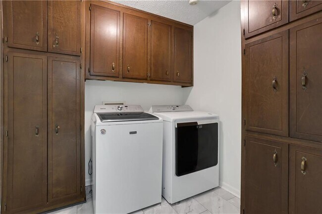 Building Photo - 4684 Ben Hill Dr