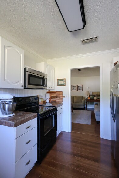 Building Photo - 15 Caitlin Ave