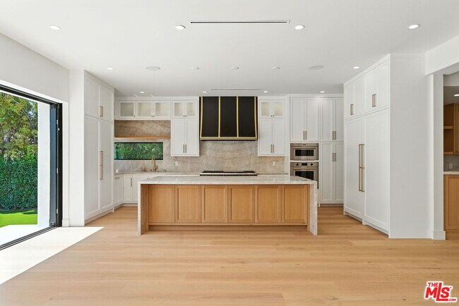 Building Photo - 603 N Camden Dr