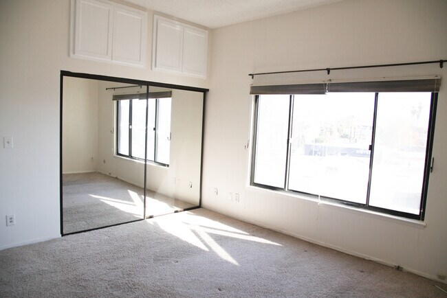 Building Photo - 10945 Hortense St