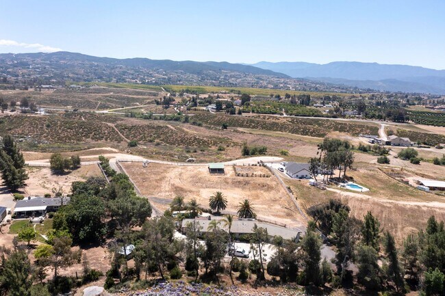 Building Photo - RANCH STYLE POOL HOME ON 2+ ACRES IN THE H...