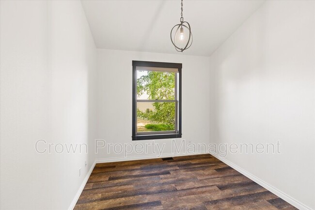 Building Photo - 2530 E Edgewood Dr
