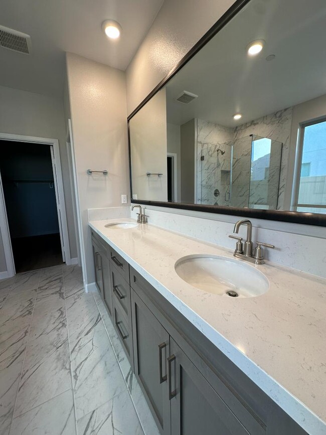 Building Photo - 2055 Woolem Pl