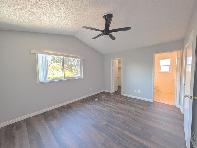 Building Photo - Gorgeous Single Family Home!
