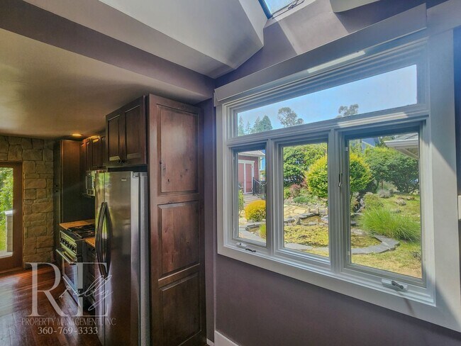 Building Photo - Stunning Water-View Haven
