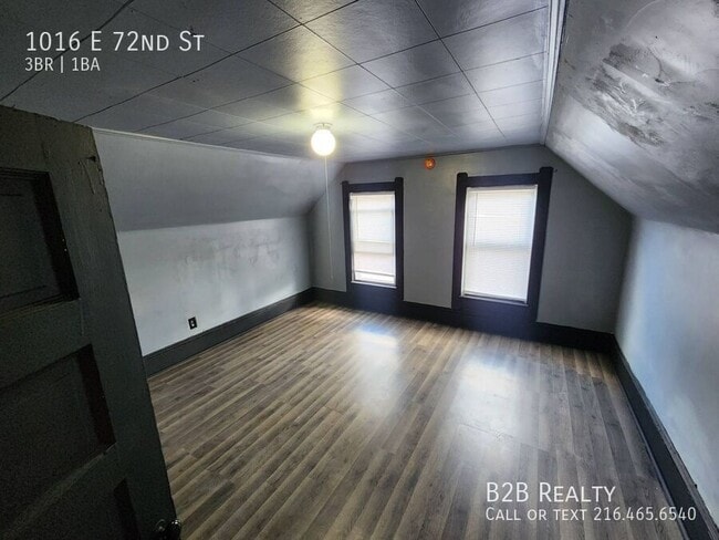 Building Photo - 1016 E 72nd St