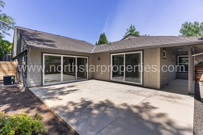 Building Photo - Beautifully fully remodeled Lake Oswego Du...