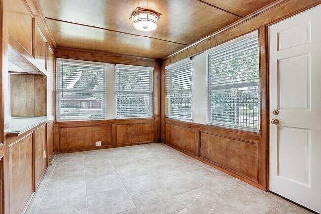 Building Photo - 3709 Parkwood Dr