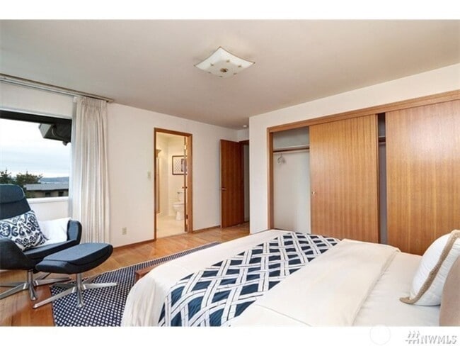 Building Photo - 3Bd/1.75Ba Seattle House
