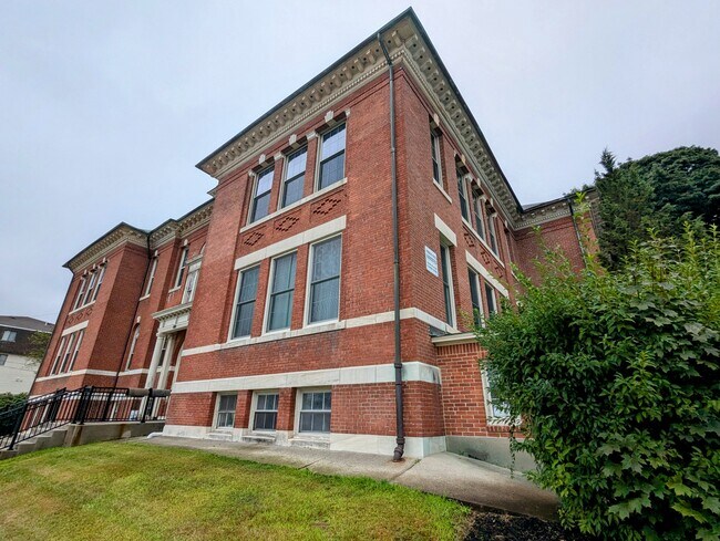 Building Photo - 926 Southbridge St