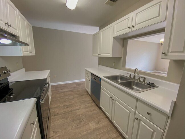 Building Photo - 2416 Manzanita Ct