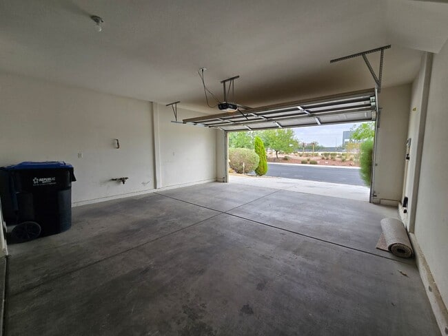 Building Photo - 4 BED, 2 1/2 BATH, 2 STORY HOME!!