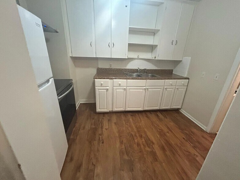 Building Photo - 2652 Merwyn Rd