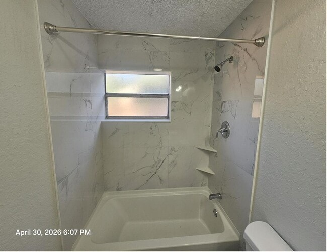 Building Photo - Beautiful and cozy 2/1 apartment available now!