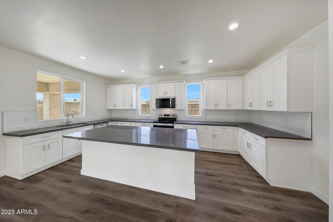 Building Photo - 921 E Desert Ln