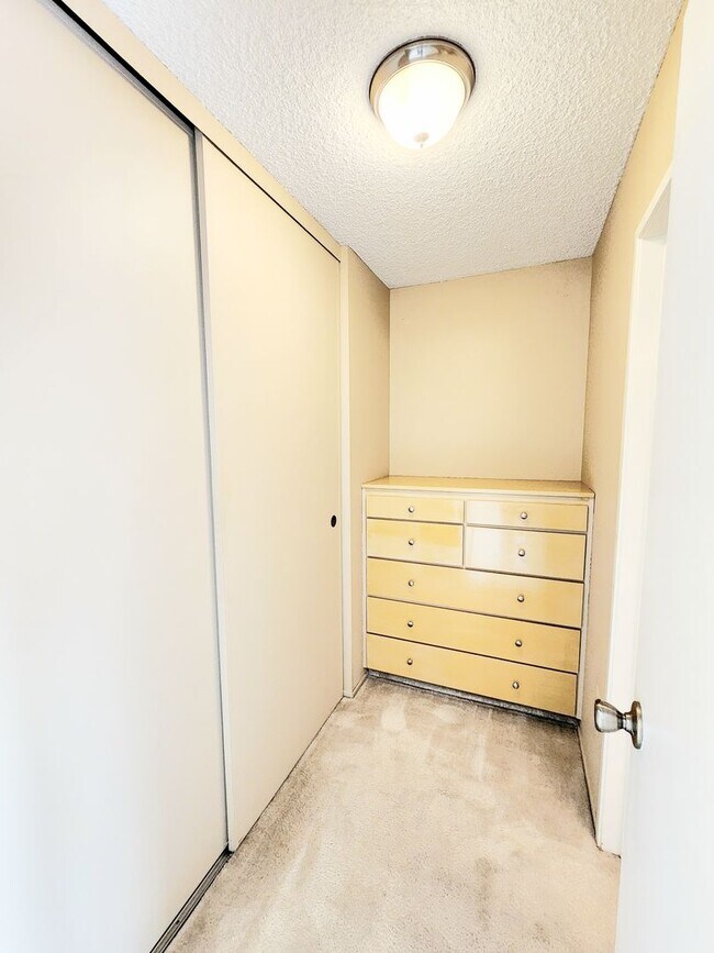 Building Photo - Woodlake Studio