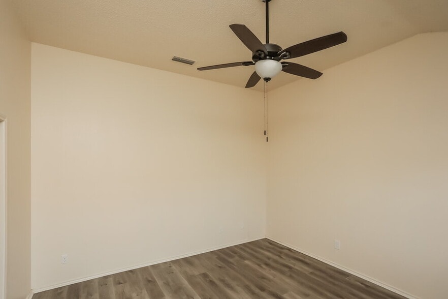 Building Photo - 916 Richards Dr