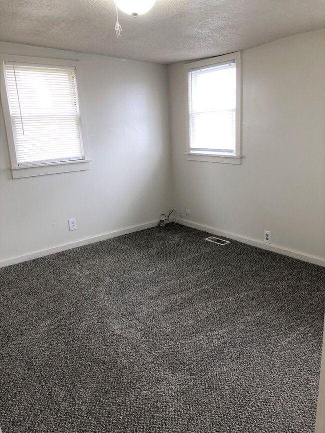 Building Photo - 3 Bed, 1 Bath House - Home OFFICE!!