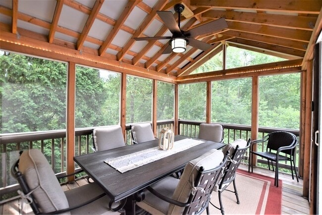 Building Photo - 398 Davis St