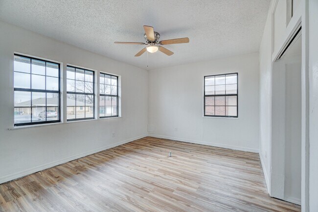 Building Photo - 1220 NE 47th St