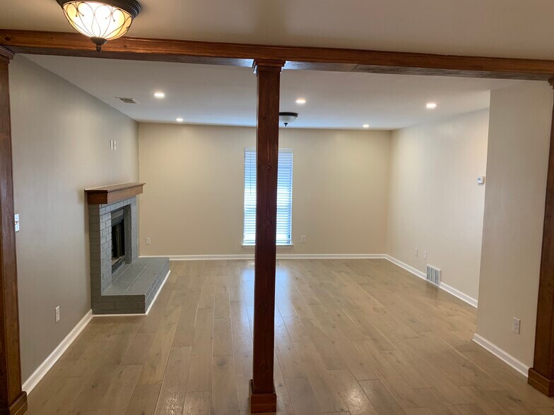 Building Photo - 3381 Leschallas Dr