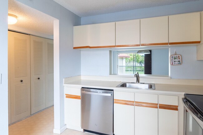 Building Photo - 3031 Holiday Springs Blvd