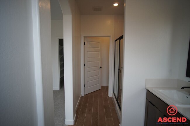 Building Photo - Stunning Home Off of Gosford and McCutchen!