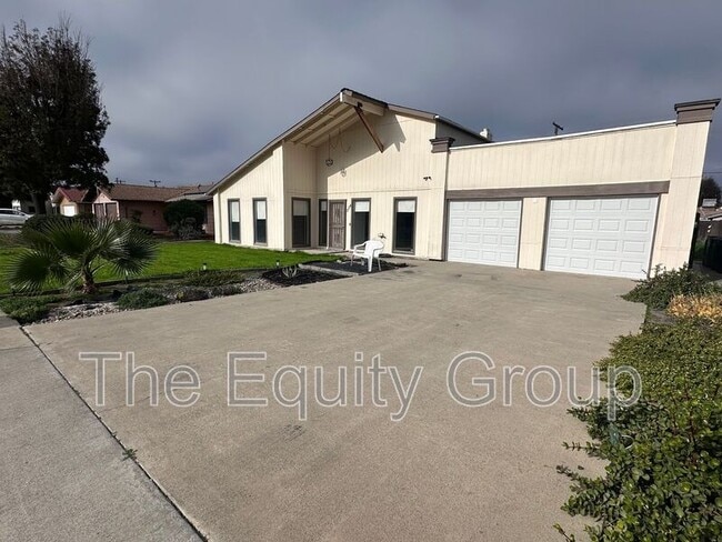 Building Photo - 534 Ash St