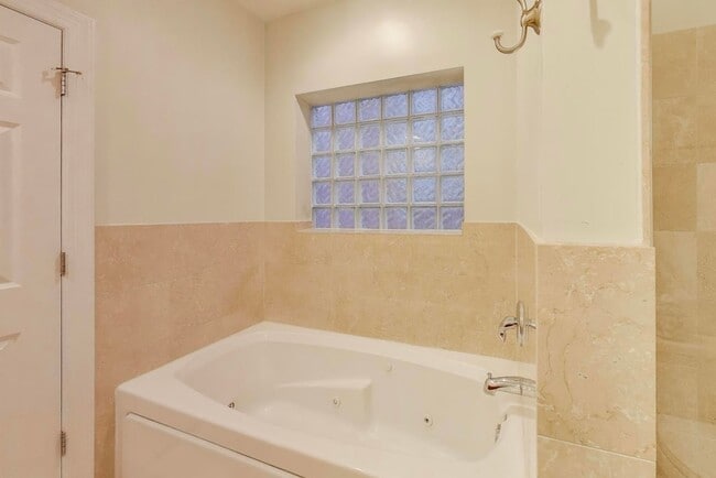 Building Photo - 1529 N Mohawk St