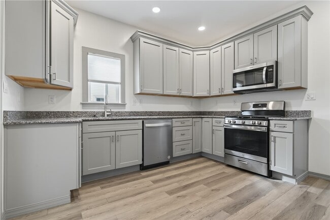 Building Photo - 38 Cedar St