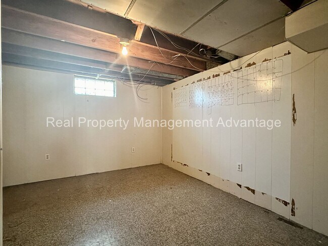 Building Photo - 1596 Albany St