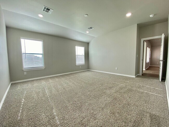 Building Photo - 4 Bed 2 Bath, w/Office in Deer Creek Schools