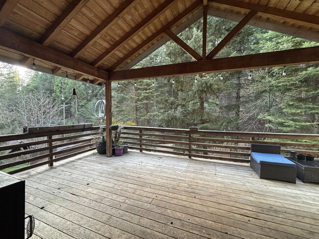 Building Photo - Rare 4-bedroom 3-bath home with studio apartment conveniently located off Starkes Grade Road! Opt...