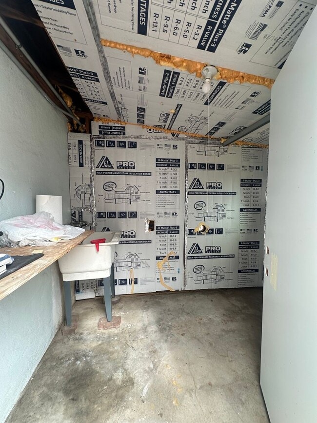 Building Photo - Charming 3-Bed Home with Huge Yard & Fresh...