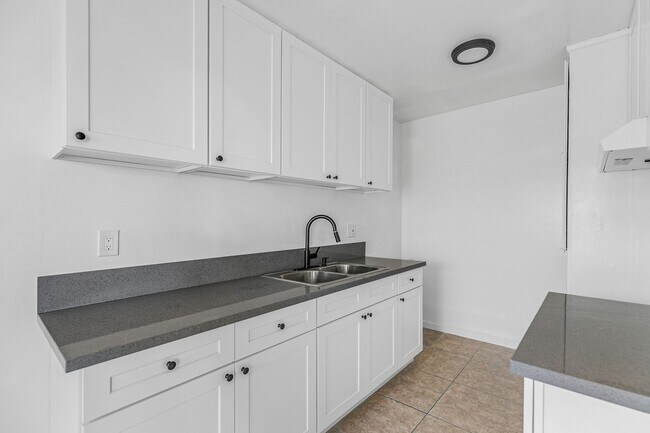 Building Photo - 13410 S Vermont Ave